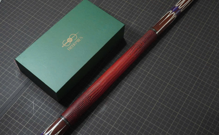 Bọc cơ da kỳ đà hoa đỏ-đen cho chuôi Musashi