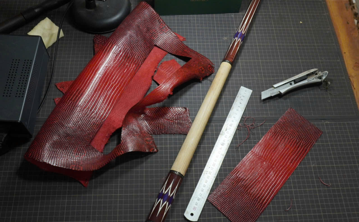 Bọc cơ da kỳ đà hoa đỏ-đen cho chuôi Musashi