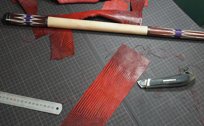 Bọc cơ da kỳ đà hoa đỏ-đen cho chuôi Musashi