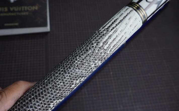 Bọc cơ da kỳ đà hoa trắng-đen cho chuôi Peri