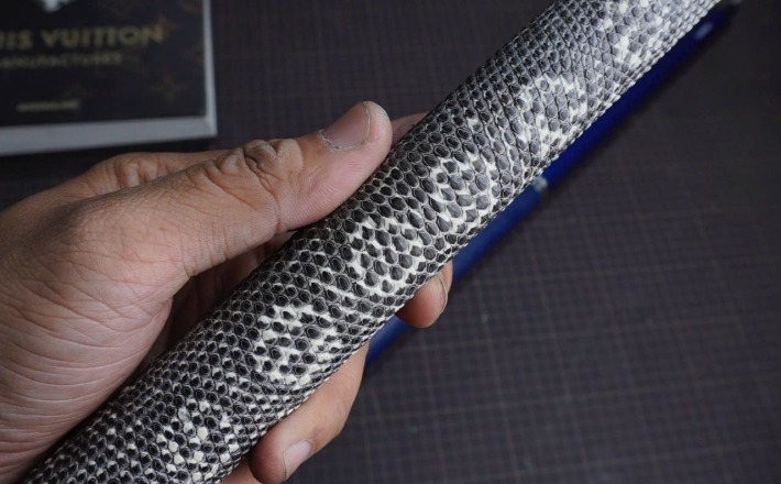 Bọc cơ da kỳ đà hoa trắng-đen cho chuôi Peri