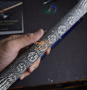 Bọc cơ da kỳ đà hoa trắng-đen cho chuôi Peri